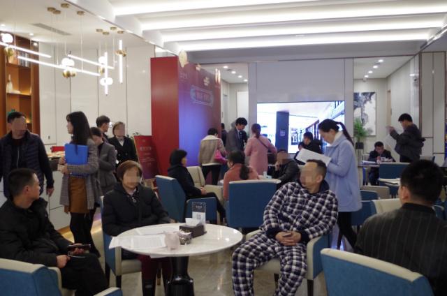 突发!江夏抢房大战,均价9900元,购房人像买白菜,人都往里冲! 突发!江夏抢房大战,均价9900元,购房人像买白菜,人都往里冲!