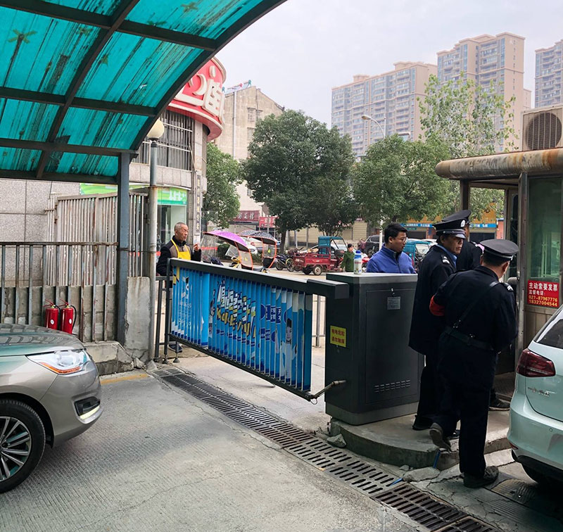 南郡帝苑有人把车库门堵了
