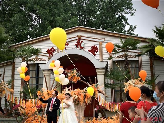 江夏举行解封后首场户外婚礼,新人和亲友都要扫码测温看核酸检测 江夏举行解封后首场户外婚礼,新人和亲友都要扫码测温看核酸检测