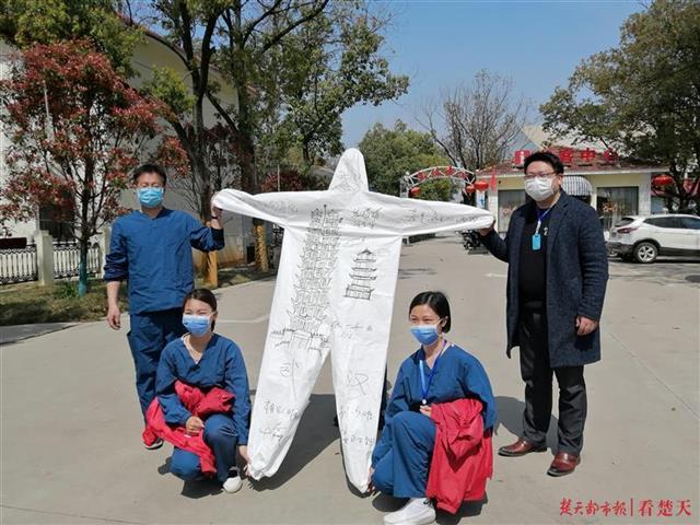 江夏举行解封后首场户外婚礼,新人和亲友都要扫码测温看核酸检测 江夏举行解封后首场户外婚礼,新人和亲友都要扫码测温看核酸检测