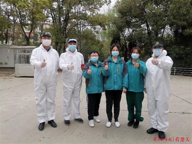 江夏举行解封后首场户外婚礼,新人和亲友都要扫码测温看核酸检测 江夏举行解封后首场户外婚礼,新人和亲友都要扫码测温看核酸检测