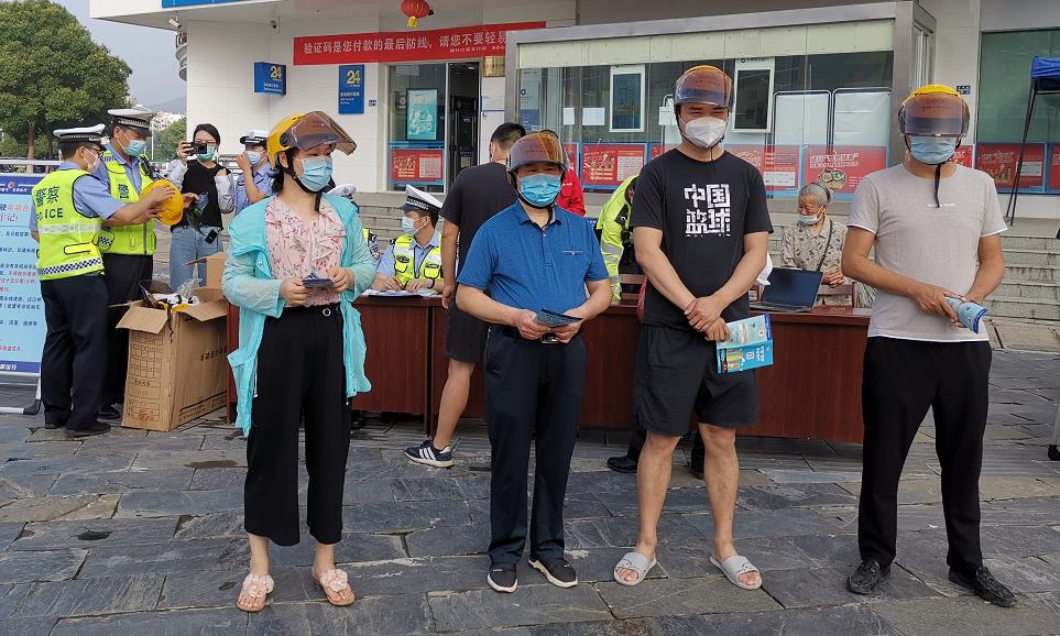 江夏交警“共享头盔”,您值得佩戴 江夏交警“共享头盔”,您值得佩戴