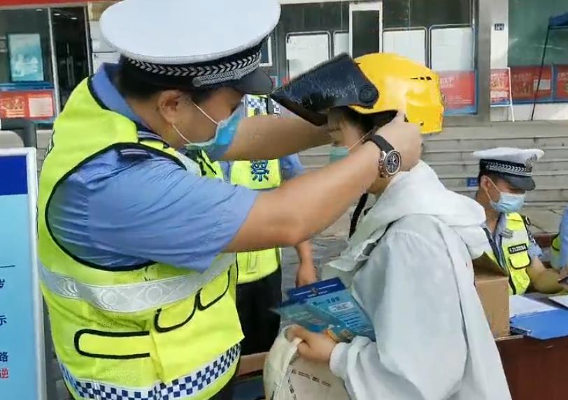 江夏交警“共享头盔”,您值得佩戴 江夏交警“共享头盔”,您值得佩戴