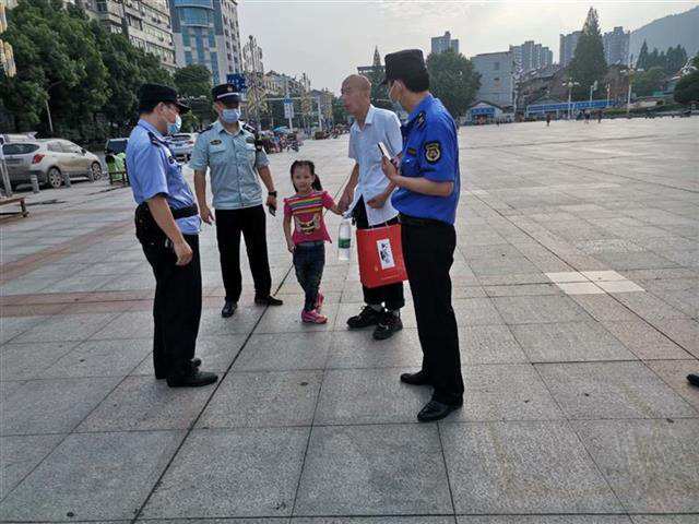 女童与爷爷走散 江夏城管队员助爷孙相聚 女童与爷爷走散 江夏城管队员助爷孙相聚
