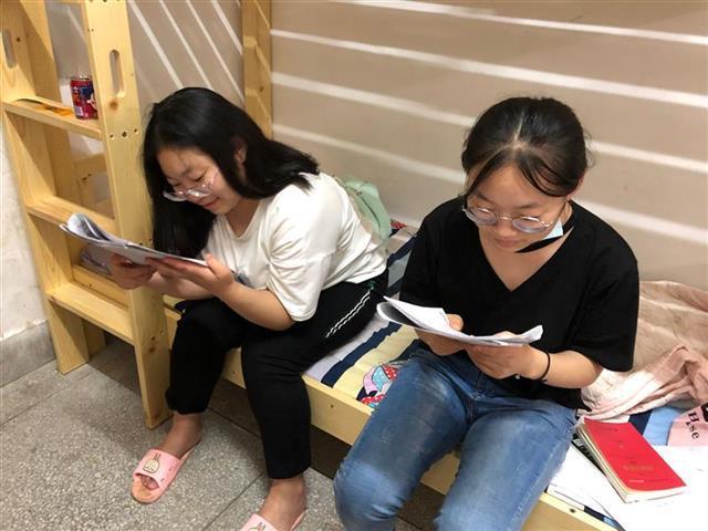 借宿考点一天四测体温，江夏这93名学生赶考路很特别