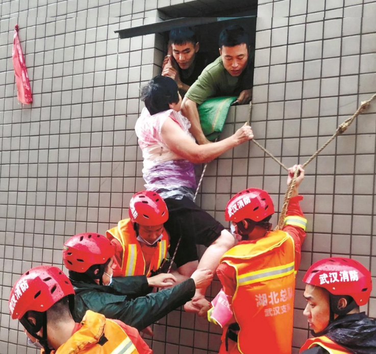 江夏一工业园积水达2米 搭人梯划皮艇救出80余人 江夏一工业园积水达2米 搭人梯划皮艇救出80余人