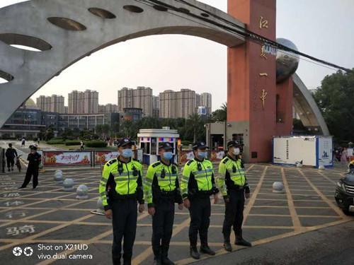 开学了，江夏交警守护平安上学路！
