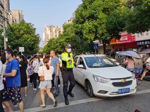 开学了，江夏交警守护平安上学路！