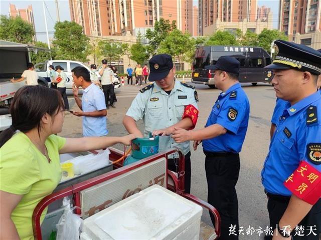 向脏乱宣战!武汉江夏区城管开展市容环境秩序集中整治行动 向脏乱宣战!武汉江夏区城管开展市容环境秩序集中整治行动