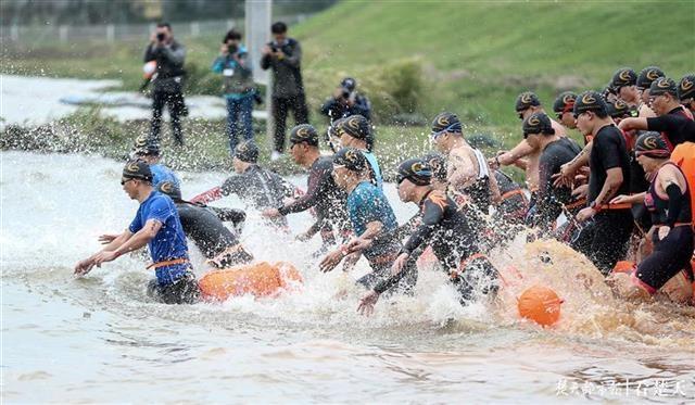 拼了!江夏梁子湖畔,450人比拼谁是“铁人” 拼了!江夏梁子湖畔,450人比拼谁是“铁人”