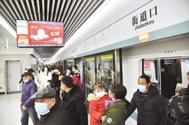 新年上班第一天:江夏南湖人上班出行更加方便 新年上班第一天:江夏南湖人上班出行更加方便