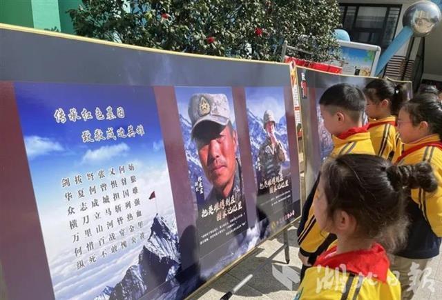 武汉:江夏3000余名小学生为戍边英雄献队礼 武汉:江夏3000余名小学生为戍边英雄献队礼