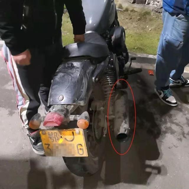 江夏查获11辆噪音扰民改装车
