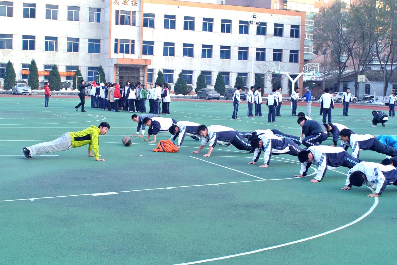 小学生近视率超50%,委员建议“每天保证一节体育课” 小学生近视率超50%,委员建议“每天保证一节体育课”
