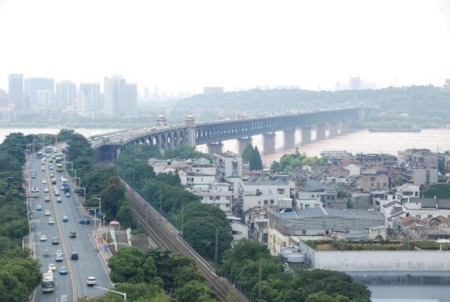 美国游客拍下武汉“长江大桥”照片,引发热议:就这是中国基建 美国游客拍下武汉“长江大桥”照片,引发热议:就这是中国基建