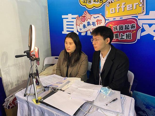 武汉启动集中式校园巡回招聘会促进高校毕业生就业