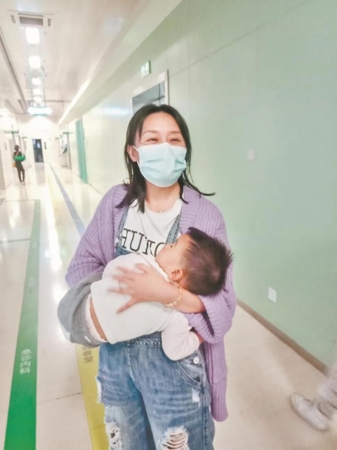 江夏一岁女童突然嘴唇发紫 护士两次实施“海姆立克法”助孩子脱险 江夏一岁女童突然嘴唇发紫 护士两次实施“海姆立克法”助孩子脱险