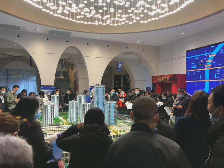与江夏永旺一街之隔，武汉这个公寓成了年度爆款！