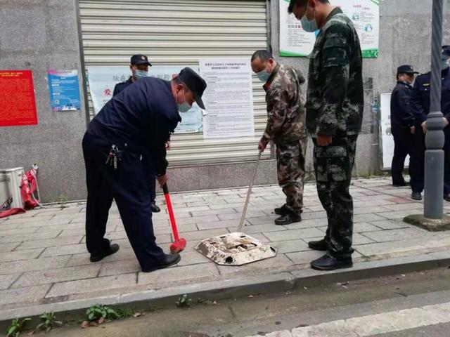 江夏集中拆除抢占车位地锁 方便小区居民出行 江夏集中拆除抢占车位地锁 方便小区居民出行