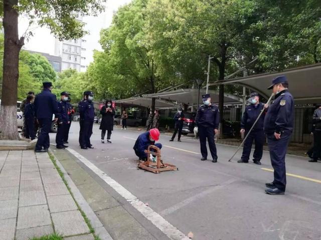 江夏集中拆除抢占车位地锁 方便小区居民出行 江夏集中拆除抢占车位地锁 方便小区居民出行