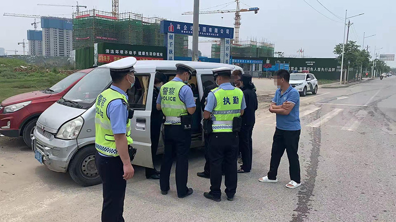 惊险!面包车拖近三十个钢瓶上路,武汉江夏区交警严查除隐患 惊险!面包车拖近三十个钢瓶上路,武汉江夏区交警严查除隐患