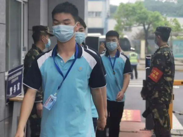 江夏一名“歹徒”尾随学生试图混进校园,原来竟是…… 江夏一名“歹徒”尾随学生试图混进校园,原来竟是……
