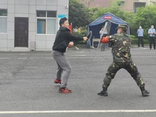 江夏一名“歹徒”尾随学生试图混进校园,原来竟是…… 江夏一名“歹徒”尾随学生试图混进校园,原来竟是……
