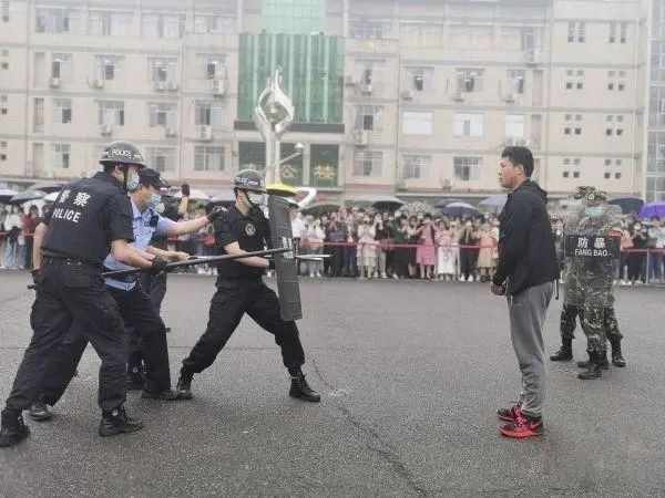 江夏一名“歹徒”尾随学生试图混进校园,原来竟是…… 江夏一名“歹徒”尾随学生试图混进校园,原来竟是……