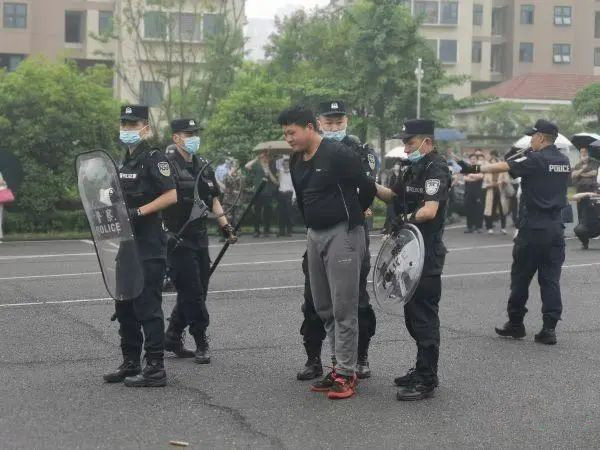 江夏一名“歹徒”尾随学生试图混进校园,原来竟是…… 江夏一名“歹徒”尾随学生试图混进校园,原来竟是……