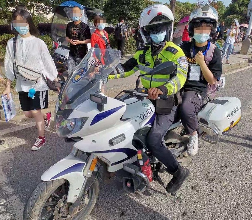 赶考路上遇堵车,江夏汉警快骑来护送 赶考路上遇堵车,江夏汉警快骑来护送