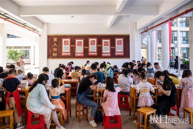 能拼红船做大桥,还能比赛白纸承重,千人嗨玩江夏校园科技创客节 能拼红船做大桥,还能比赛白纸承重,千人嗨玩江夏校园科技创客节