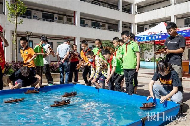 能拼红船做大桥,还能比赛白纸承重,千人嗨玩江夏校园科技创客节 能拼红船做大桥,还能比赛白纸承重,千人嗨玩江夏校园科技创客节