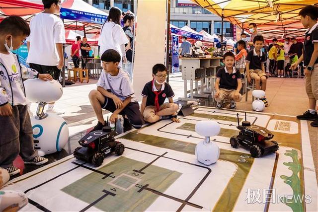 能拼红船做大桥,还能比赛白纸承重,千人嗨玩江夏校园科技创客节 能拼红船做大桥,还能比赛白纸承重,千人嗨玩江夏校园科技创客节