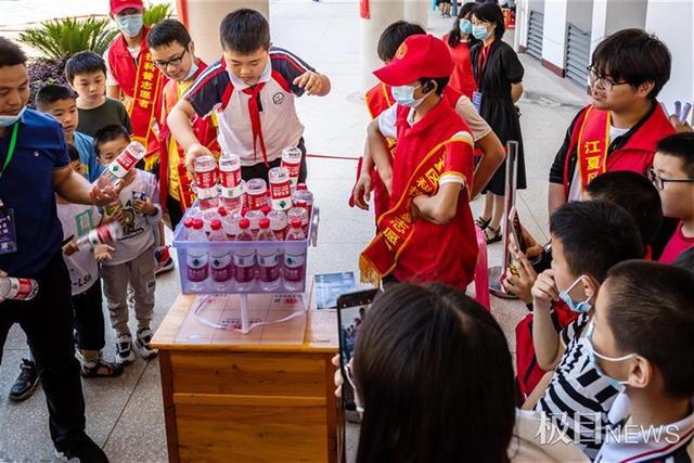 能拼红船做大桥,还能比赛白纸承重,千人嗨玩江夏校园科技创客节 能拼红船做大桥,还能比赛白纸承重,千人嗨玩江夏校园科技创客节