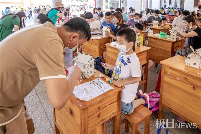能拼红船做大桥,还能比赛白纸承重,千人嗨玩江夏校园科技创客节 能拼红船做大桥,还能比赛白纸承重,千人嗨玩江夏校园科技创客节