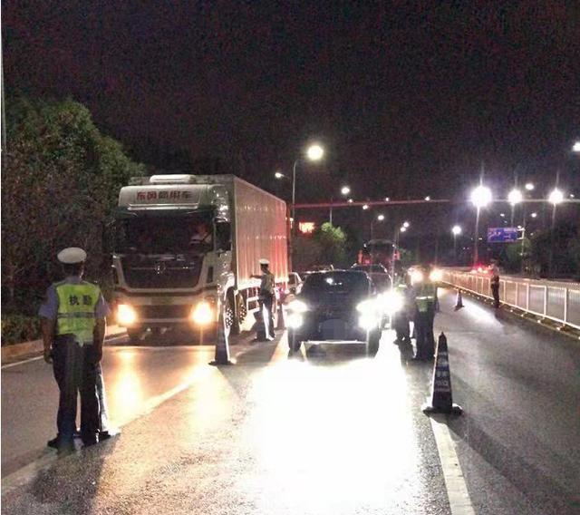 一夜连查4名酒司机,武汉江夏交警严查酒醉驾违法 一夜连查4名酒司机,武汉江夏交警严查酒醉驾违法