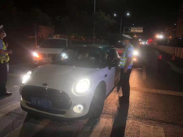一夜连查4名酒司机,武汉江夏交警严查酒醉驾违法 一夜连查4名酒司机,武汉江夏交警严查酒醉驾违法