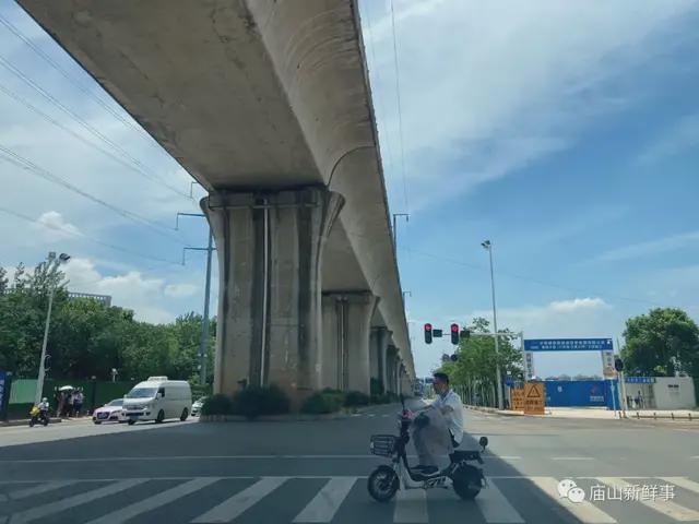 武汉民族大道(三环线-江夏大桥)改造工程目前管线施工中 武汉民族大道(三环线-江夏大桥)改造工程目前管线施工中