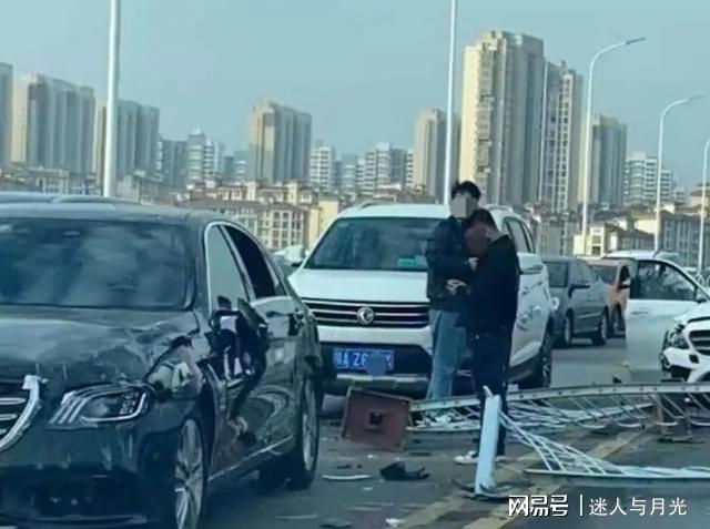 揪心!湖北武汉2奔驰相撞后腾空,零件散落一地,现场曝光 揪心!湖北武汉2奔驰相撞后腾空,零件散落一地,现场曝光