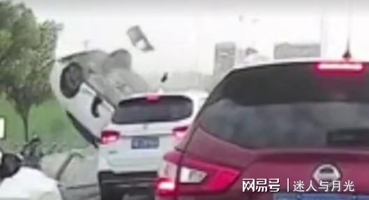 揪心!湖北武汉2奔驰相撞后腾空,零件散落一地,现场曝光 揪心!湖北武汉2奔驰相撞后腾空,零件散落一地,现场曝光