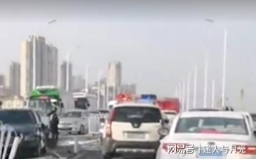 揪心!湖北武汉2奔驰相撞后腾空,零件散落一地,现场曝光 揪心!湖北武汉2奔驰相撞后腾空,零件散落一地,现场曝光