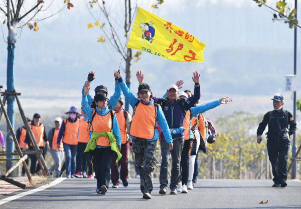 打卡梁子湖畔新地标,武汉徒步爱好者走进大自然 打卡梁子湖畔新地标,武汉徒步爱好者走进大自然