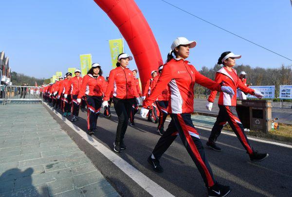 打卡梁子湖畔新地标,武汉徒步爱好者走进大自然 打卡梁子湖畔新地标,武汉徒步爱好者走进大自然