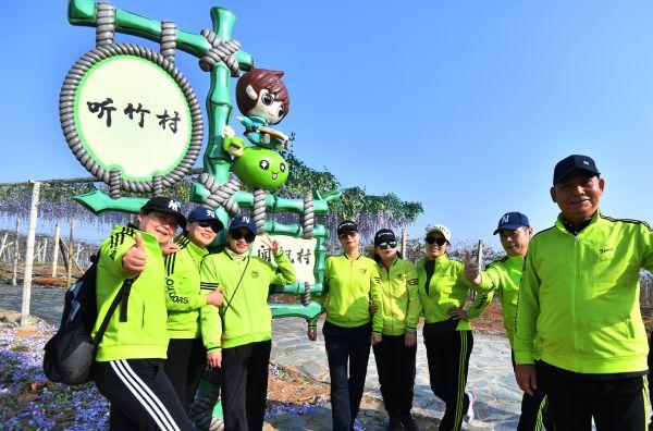 打卡梁子湖畔新地标,武汉徒步爱好者走进大自然 打卡梁子湖畔新地标,武汉徒步爱好者走进大自然