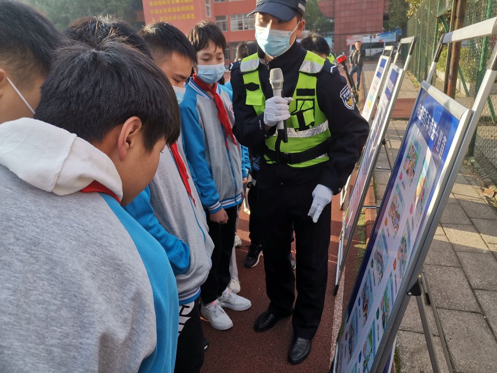 守护平安上学路!武汉江夏交警进校园开展电动车交通安全知识宣讲 守护平安上学路!武汉江夏交警进校园开展电动车交通安全知识宣讲