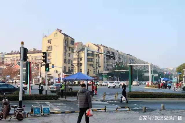 行人闯红灯要被“人脸抓拍”了,江夏首个智能行人信号灯上线了 行人闯红灯要被“人脸抓拍”了,江夏首个智能行人信号灯上线了
