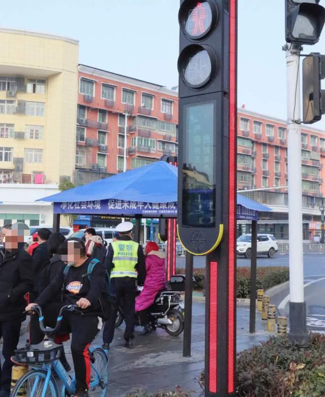 行人闯红灯要被“人脸抓拍”了,江夏首个智能行人信号灯上线了 行人闯红灯要被“人脸抓拍”了,江夏首个智能行人信号灯上线了