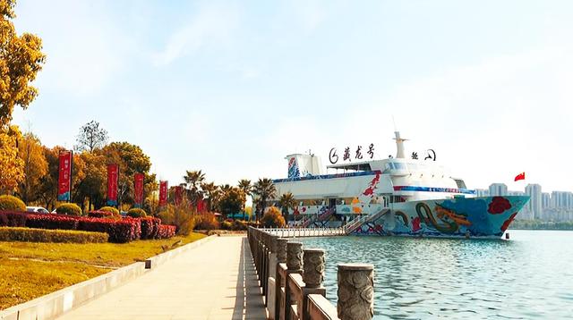 武汉江夏城中湖里有艘大游轮:停靠在滨湖绿道边,海景风情美如画 武汉江夏城中湖里有艘大游轮:停靠在滨湖绿道边,海景风情美如画