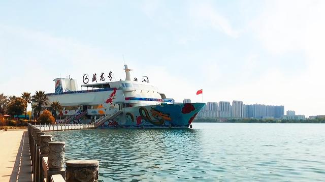 武汉江夏城中湖里有艘大游轮:停靠在滨湖绿道边,海景风情美如画 武汉江夏城中湖里有艘大游轮:停靠在滨湖绿道边,海景风情美如画