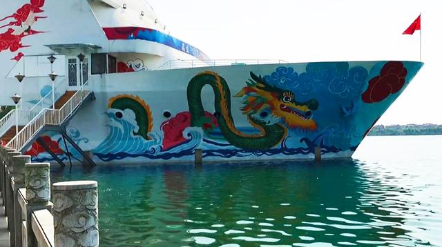 武汉江夏城中湖里有艘大游轮:停靠在滨湖绿道边,海景风情美如画 武汉江夏城中湖里有艘大游轮:停靠在滨湖绿道边,海景风情美如画